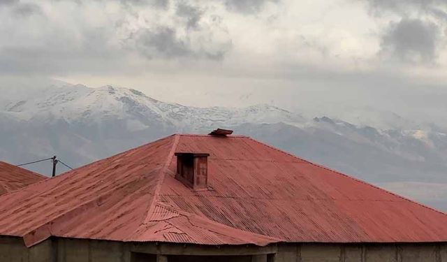 Yüksekova’nın etrafını çevreleyen dağlar beyaza büründü