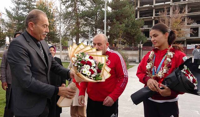 Vanlı boksör Erginoğuz çiçeklerle karşılandı