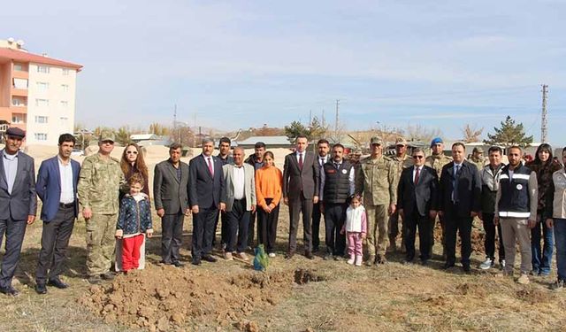 Çaldıran'da fidanlar toprakla buluşturuldu