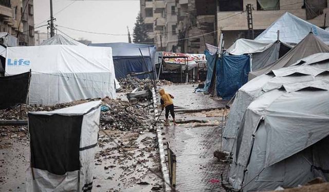 Gazze'de yoğun yağış nedeniyle çadırları su bastı