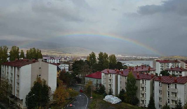 Tatvan’da yağmur sonrası gökkuşağı
