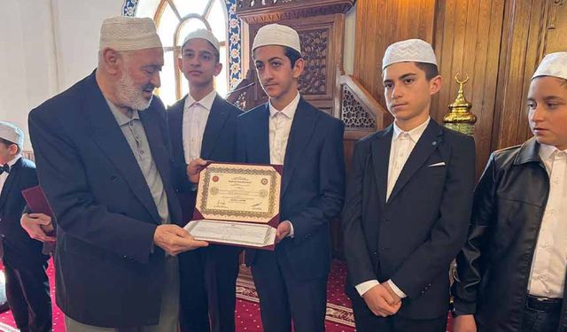 Van'da Kur’an hafızlarına belge takdimi