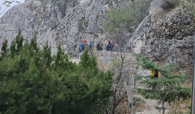 Kaleden kendini boşluğa bırakan kadın hayatını kaybetti