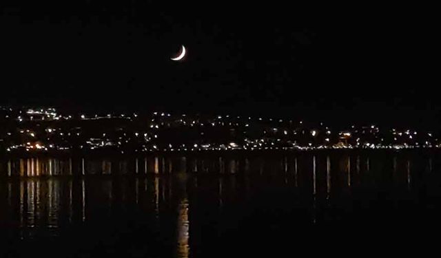 Van'da hilal geceyi süsledi