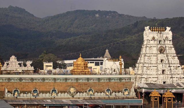 Hindistan'da tapınakta izdiham: 12 ölü