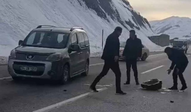 Karayoluna düşen kaya parçaları sürücülere korku dolu anlar yaşattı