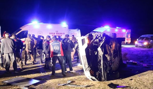 Hakkari'de otomobil takla attı; 5 yaralı