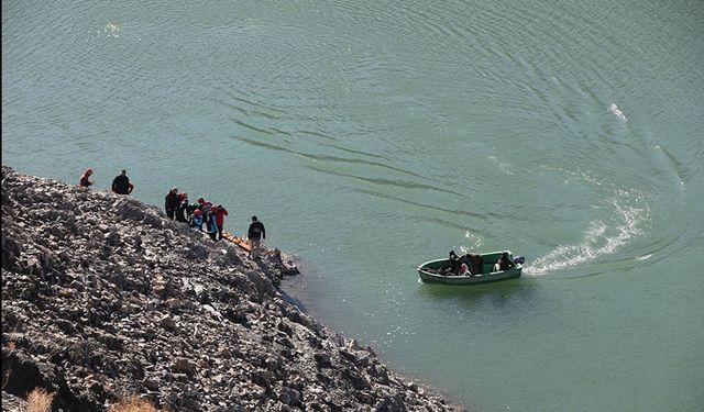 Van’da otomobilin baraja uçtuğu anın görüntüleri ortaya çıktı!