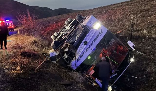 Yolcu otobüsü kaza yaptı! 2 kişi öldü, 21 kişi yaralandı