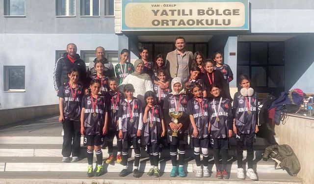 Özalplı kız futbol takımı il birincisi oldu