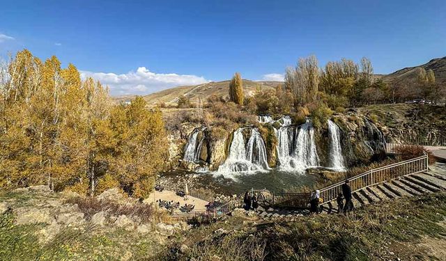 Muradiye Şelalesi sonbaharın renklerine büründü