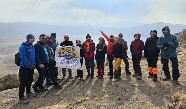 Vanlı dağcılardan 12 saatlik zorlu yürüyüş