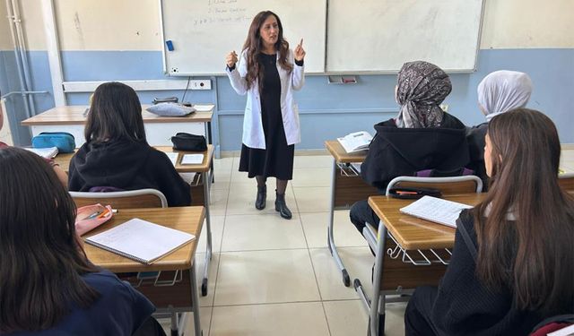 Vanlı öğretmen öğrencilerine ilham oluyor