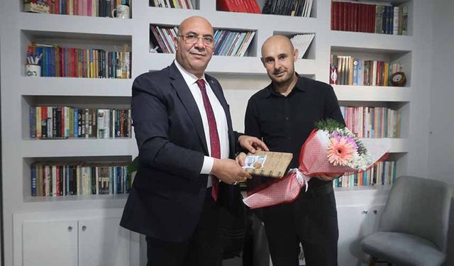 Van’da bıçaklı saldırıda yaralanan öğretmene ziyaret