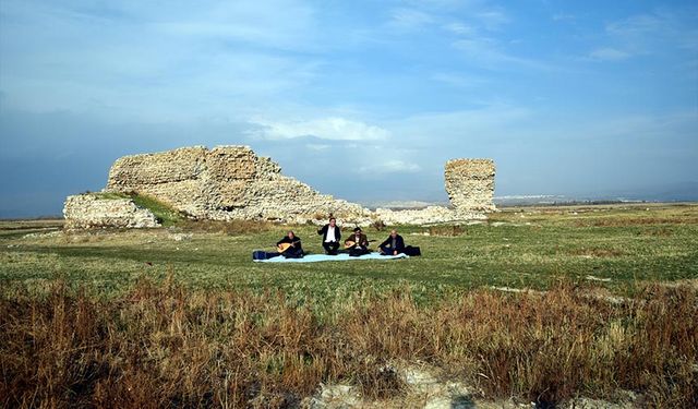 Van'da 40 yıl önce yüzdükleri alanda, saz çalıp türkü söylediler