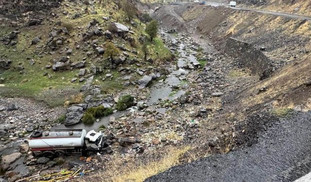 Su tankeri uçurumdan yuvarlandı: 1 yaralı