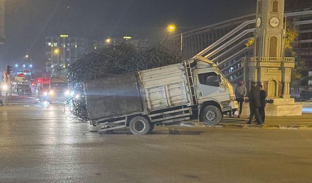 Van'da ilginç kaza! Yük ağırlığı kamyoneti kaldırdı