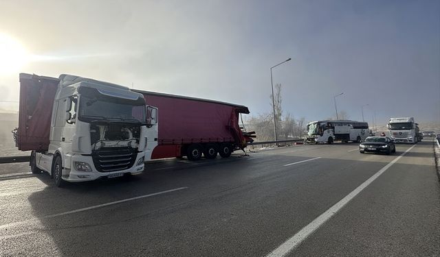 Van otobüsü ile tırın çarpıştığı kazada 11 kişi yaralandı