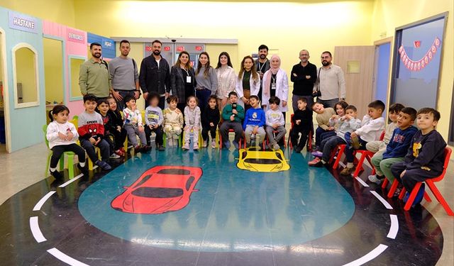 Van’da gazeteciler minik öğrencilerle buluştu