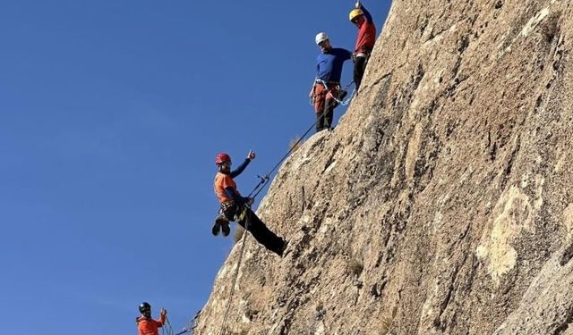 Van'da ilk kez çok ip boylu kaya tırmanışı eğitimi verildi