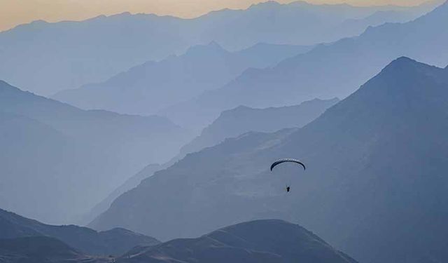 Hakkari semaları yamaç paraşütüyle renkleniyor