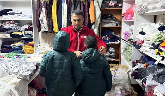 Muradiye'de Kızılay'dan kışlık giyim desteği