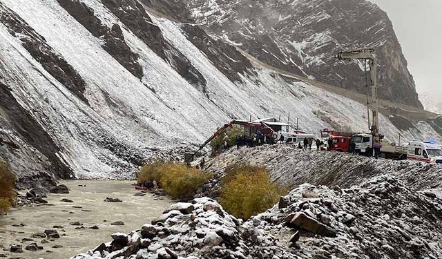 Kayadan kaçan madenciler zap suyuna düştü
