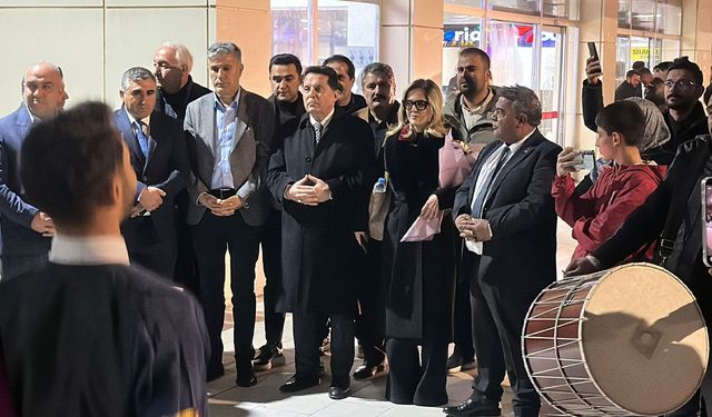 CHP'liler Ahmet Özer'i Van'da davul zurnayla karşıladı