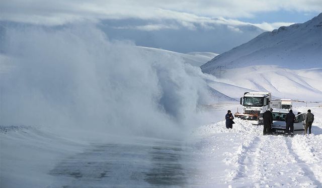 Van'da tipi nedeniyle mahsur kalan araçlar kurtarıldı