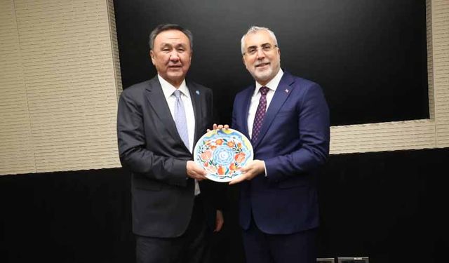 Bakan Işıkhan, TDT Genel Sekreteri Ömüraliyev ile bir araya geldi