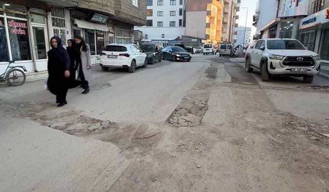 Doğal gaz kazılarından dolayı yollar kullanılmaz hale geldi