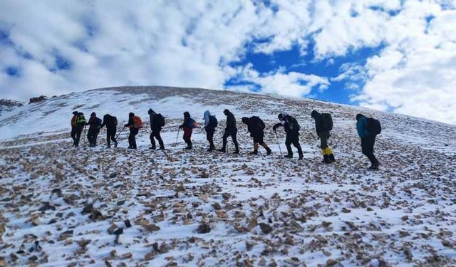Doğaseverler 3 bin 395 rakımlı Vivara Dağı'na tırmandı