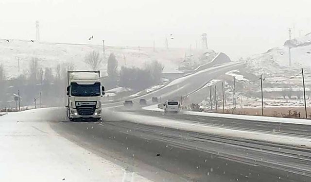 Van-Özalp yoluna dolu yağışı