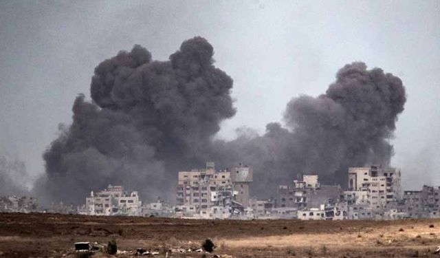 İsrail ordusu Gazze'de binaları havaya uçurdu