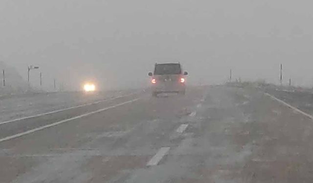 Van’da Kurubaş Geçidi’nde yoğun kar yağışı ve sis etkili oldu