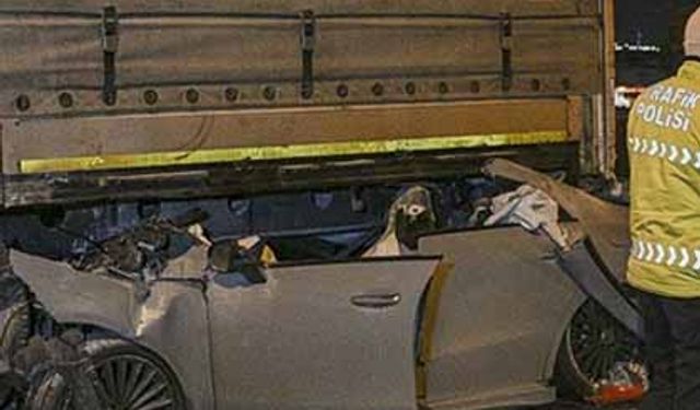 Tıra çarpan otomobildeki 2 kişi öldü, 1 kişi ağır yaralandı