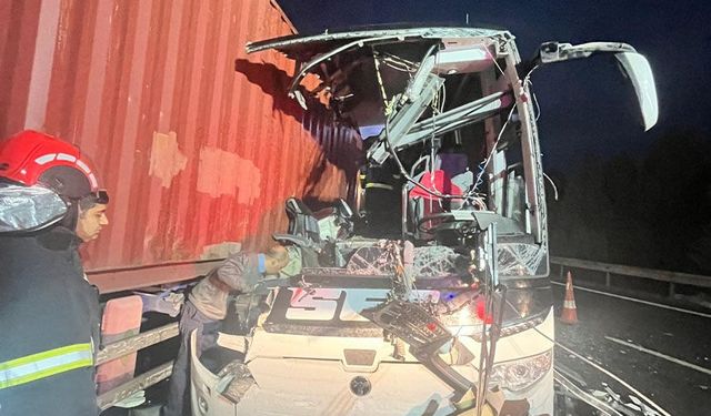 Yolcu otobüsü tıra çarptı! Çok sayıda ölü ve yaralı var