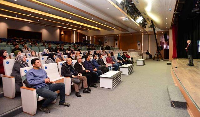 Van YYÜ'de konferans düzenlendi