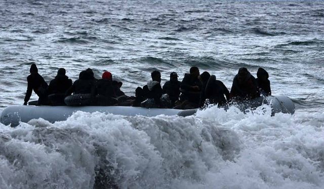 Göçmenleri taşıyan lastik bot battı: 18 ölü