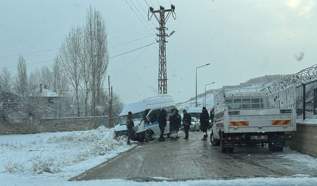 Van’da öğrenci servisi ile kamyonet çarpıştı