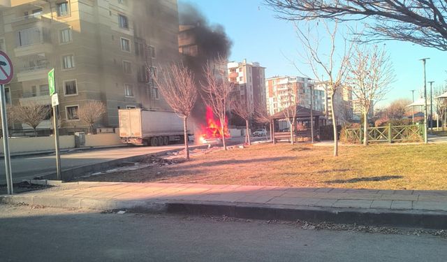 Van’da otomobil yangını korkuttu