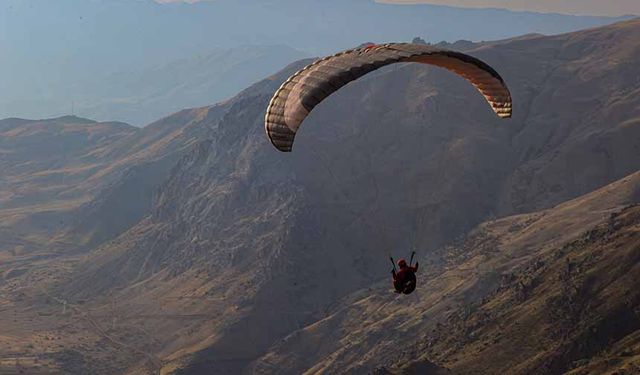 Hakkarili öğretmen pilot, paraşüt tutkunlarına gökyüzünün kapılarını aralıyor