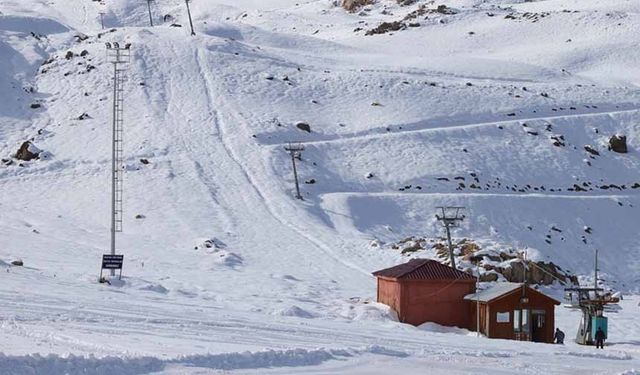 Hakkari'deki kayak merkezi yeni sezon için gün sayıyor