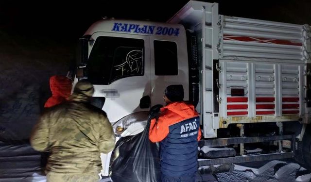 Ağrı-Van yolunda onlarca araç mahsur kaldı