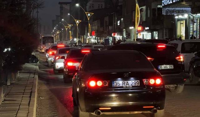 Hakkari'de trafik çileye döndü