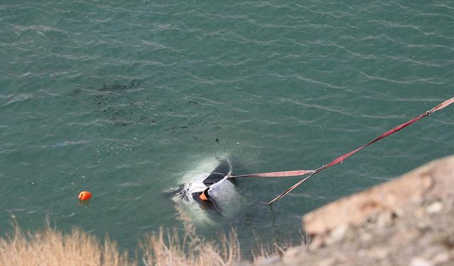 Van'da 3 gence mezar olan otomobil, sudan çıkarıldı