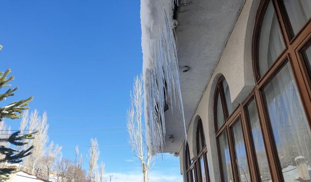 Van'da soğuk hava çatıları dondurdu