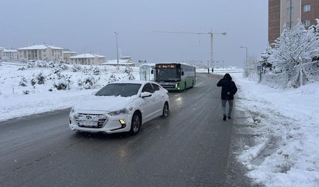 Van’da yoğun kar yağışı! Uçak seferleri rötar yaptı