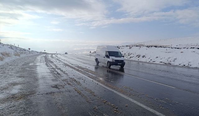 Van'da kar nedeniyle 17 yerleşim yerine ulaşım sağlanamıyor