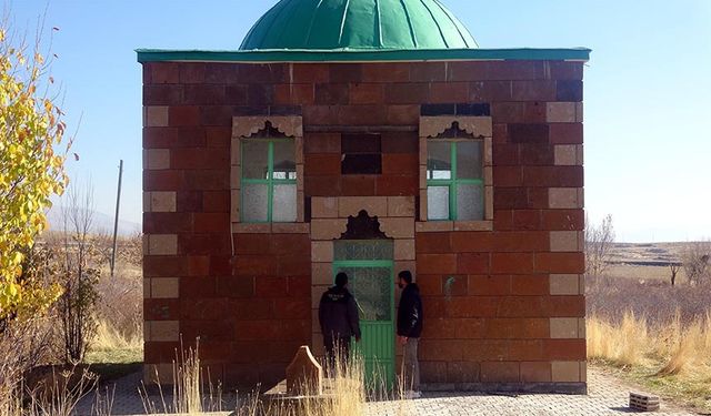 Defineciler Van'da tarihi mezarlığı talan etti